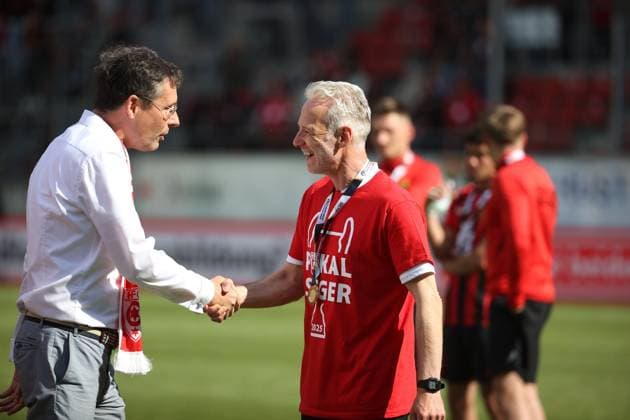 240525 Halle Saale Sachsen Anhalt Leuna Chemie Stadion Fußball Hallescher FC Halle HFC Regionalliga Nordost 4. Liga Männer Saison 2024 2025 Landespokal FSA Finale Pokalfinale 2025 Hallescher FC - 1. FC Lok Stendal 1:0 Oberbürgermeister Stadt Halle Saale Dr. Alexander Vogt Mark Zimmermann Trainer (Hallescher FC)