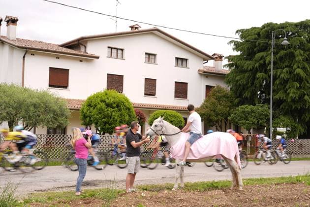The pack during the stage 15 of the Giro d™Italia from Fiume Veneto to Asiago, Italy - Sunday, May 25, 2025. - cycling.  Copyright: xFabioxFerrari Lapressex