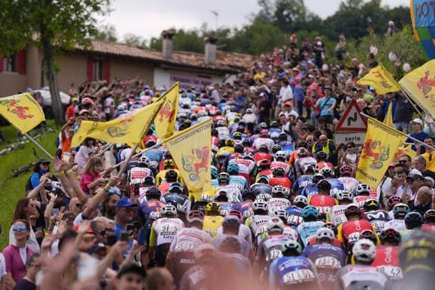 The pack during the stage 15 of the Giro d™Italia from Fiume Veneto to Asiago, Italy - Sunday, May 25, 2025. - cycling.  Copyright: xFabioxFerrari Lapressex