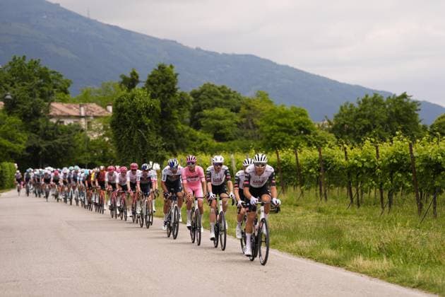 The pack during the stage 15 of the Giro d™Italia from Fiume Veneto to Asiago, Italy - Sunday, May 25, 2025. - cycling.  Copyright: xFabioxFerrari Lapressex