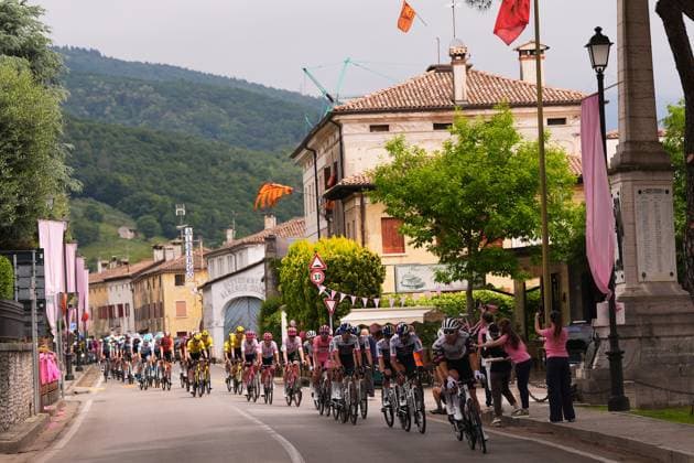 The pack during the stage 15 of the Giro d™Italia from Fiume Veneto to Asiago, Italy - Sunday, May 25, 2025. - cycling.  Copyright: xFabioxFerrari Lapressex