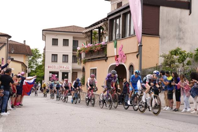 The pack during the stage 15 of the Giro d™Italia from Fiume Veneto to Asiago, Italy - Sunday, May 25, 2025. - cycling.  Copyright: xFabioxFerrari Lapressex