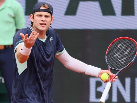 Belgian Zizou Bergs reacts during a match between Belgian Bergs and French Mpetshi Perricard in the first round of the Men s Singles at the Roland Garros French Open tennis tournament, in Paris, France, Sunday 25 May 2025. This year s tournament takes place from 25 May to 08 June. BENOITxDOPPAGNE  x125230844x