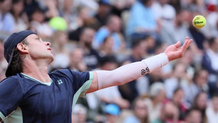 Belgian Zizou Bergs serves during a match between Belgian Bergs and French Mpetshi Perricard in the first round of the Men s Singles at the Roland Garros French Open tennis tournament, in Paris, France, Sunday 25 May 2025. This year s tournament takes place from 25 May to 08 June. BENOITxDOPPAGNE  x125236212x