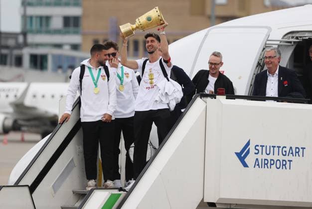 Sport Bilder des Tages 25.05.25 VfB Stuttgart Ankunft Flughafen Stuttgart aus Berlin DFB-Pokal Sieg Deutschland, Stuttgart, 25.05.2025, Fussball, Bundesliga, Empfang Rathaus DFB-Pokal Ankunft Flughafen Stuttgart aus Berlin DFB-Pokal Sieg: , Atakan Karazor mit Pokal, Alxander Wehle, Präsident Dietmar Allgaier. v. li. Deniz Undav. *** 25 05 25 VfB Stuttgart Arrival Stuttgart Airport from Berlin DFB Cup Victory Germany, Stuttgart, 25 05 2025, Football, Bundesliga, Reception City Hall DFB Cup Arrival Stuttgart Airport from Berlin DFB Cup Victory , Atakan Karazor with trophy, Alxander Wehle, President Dietmar Allgaier from left Deniz Undav