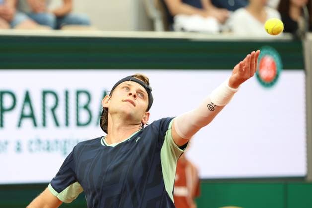 ROLAND GARROS 2025 Thierry Larret MAXPPP - PARIS (75) 25 05 2025 Thierry Larret Maxppp. Tennis. Roland Garros 2025. Internationaux de France de tennis. Stade Roland Garros, Paris (75). Le 25 mai. Court Suzanne Lenglen : Giovanni MPETSHI PERRICARD (FRA) vs Zizou BERG (BEL) PARIS (75) STADE ROLAND GARROS PARIS ILE DE FRANCE FRANCE  Copyright: xMAXPPPxThierryxLarretx TLR202505255706 TLR202505255706