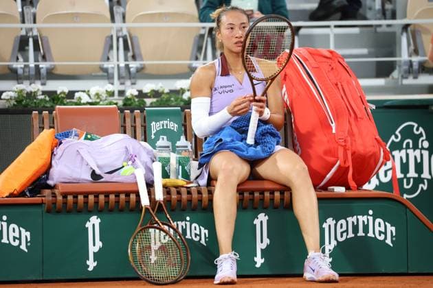 ROLAND GARROS 2025 Thierry Larret MAXPPP - PARIS (75) 25 05 2025 Thierry Larret Maxppp. Tennis. Roland Garros 2025. Internationaux de France de tennis. Stade Roland Garros, Paris (75). Le 25 mai. Court Phillipe Chatrier : Anastasia PAVLYUCHENKOVA (RUS) vs Qinwen ZHENG (CHN) - Tennis. Roland Garros 2025. French Open tennis tournament. Roland Garros Stadium, Paris (75) PARIS (75) STADE ROLAND GARROS PARIS ILE DE FRANCE FRANCE  Copyright: xMAXPPPxThierryxLarretx TLR202505255910 TLR202505255910