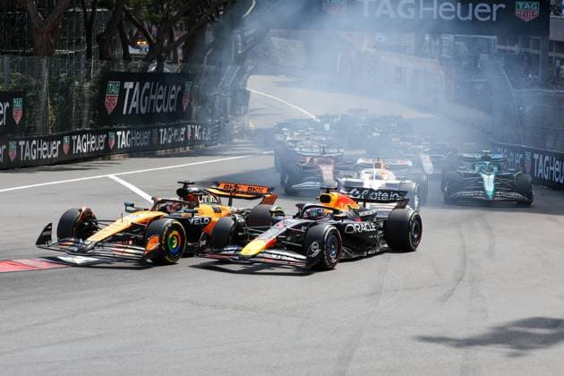 Start, Oscar Piastri (McLaren Formula 1 Team), Max Verstappen (Oracle Red Bull Racing), Rennen, Grosser Preis von Monaco, Motorsport, Herren, Formel 1, 25.05.2025 Monte Carlo Monaco MCO