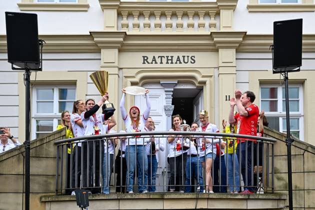 Sport Themen der Woche KW21 Sport Bilder des Tages Empfang der Deutschen Meisterinnen im Handball in Ludwigsburg mit Eintrag ins Goldene Buch der Stadt,Jubel vor den Fans vor dem Rathaus Ludwigsburg HB Ludwigsburg, Handball, 1.Bundesliga, Saison 2024 2025, 25.05.2025, DFL REGULATIONS PROHIBIT ANY USE OF PHOTOGRAPHS AS IMAGE SEQUENCES AND OR QUASI-VIDEO, HB Ludwigsburg, Handball, 1. Bundesliga, Saison 2024 2025, 25.05.2025 Ludwigsburg *** Reception for the German handball champions in Ludwigsburg with entry in the citys Golden Book,Cheers in front of the fans in front of Ludwigsburg town hall HB Ludwigsburg, Handball, 1 Bundesliga, Saison 2024 2025, 25 05 2025, DFL REGULATES PROHIBIT ANY USE OF PHOTOGRAPHS AS IMAGE SEQUENCES AND OR QUASI VIDEO, HB Ludwigsburg, Handball, 1 Bundesliga, Saison 2024 2025, 25 05 2025 Ludwigsburg Copyright: xEibner-Pressefoto ChristianaxKunx EP_CKZ