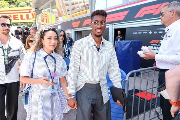 Kingsley Coman 11 (FC Bayern Muenchen) mit Freundin in der Boxengasse, Rennen, Grosser Preis von Monaco, Motorsport, Herren, Formel 1, 25.05.2025 Monte Carlo Monaco MCO