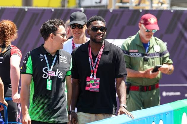 l-r: Jamal Musiala 42 (FC Bayern Muenchen), Alphonso Davies 19 (FC Bayern Muenchen) in der Boxengasse, Rennen, Grosser Preis von Monaco, Motorsport, Herren, Formel 1, 25.05.2025 Monte Carlo Monaco MCO