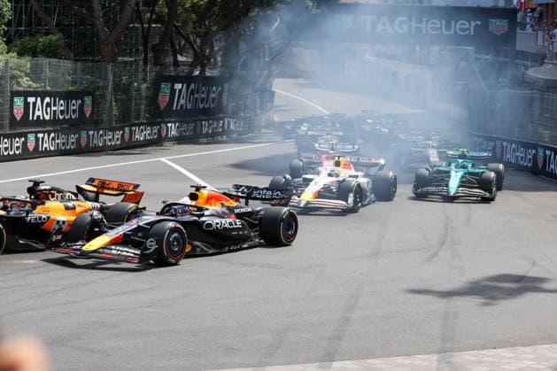 Start, Oscar Piastri (McLaren Formula 1 Team), Max Verstappen (Oracle Red Bull Racing), Isack Hadjar (Visa Cash App RB), Fernando Alonso (Aston Martin Aramco), Rennen, Grosser Preis von Monaco, Motorsport, Herren, Formel 1, 25.05.2025 Monte Carlo Monaco MCO