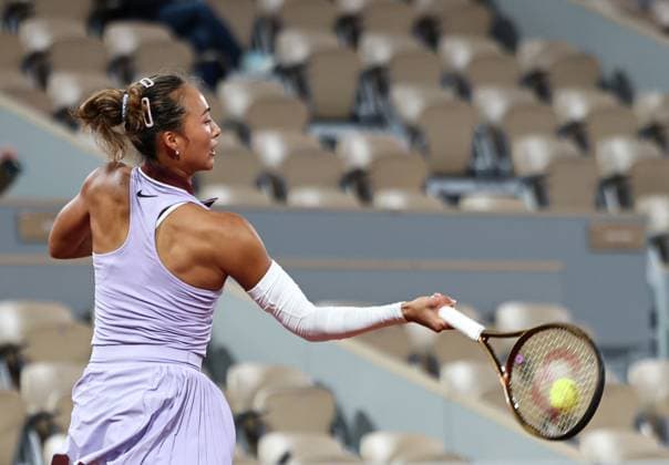 (250525) -- PARIS, May 25, 2025 -- Zheng Qinwen hits a return during the women s singles first round match between Anastasia Pavlyuchenkova of Russia and Zheng Qinwen of China at the French Open tennis tournament at Roland Garros, Paris, France, May 25, 2025. ) (SP)FRANCE-PARIS-TENNIS-FRENCH OPEN-WOMEN S SINGLES LixJing 