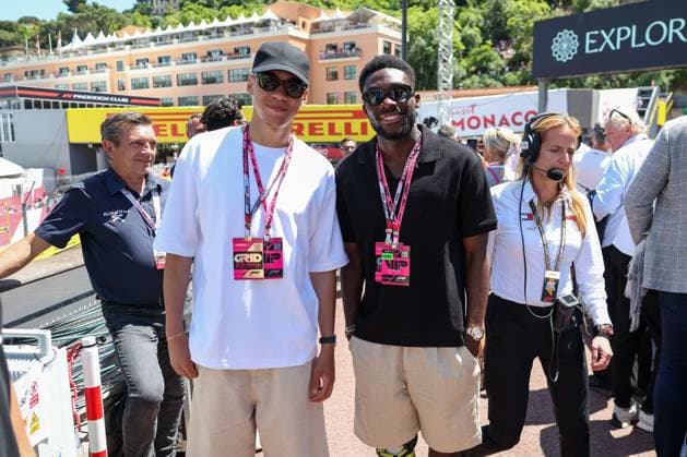 Sport Bilder des Tages l-r: Jamal Musiala 42 (FC Bayern Muenchen), Alphonso Davies 19 (FC Bayern Muenchen) in der Boxengasse, Rennen, Grosser Preis von Monaco, Motorsport, Herren, Formel 1, 25.05.2025 Monte Carlo Monaco MCO