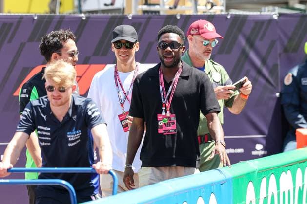 l-r: Jamal Musiala 42 (FC Bayern Muenchen), Alphonso Davies 19 (FC Bayern Muenchen) in der Boxengasse, Rennen, Grosser Preis von Monaco, Motorsport, Herren, Formel 1, 25.05.2025 Monte Carlo Monaco MCO