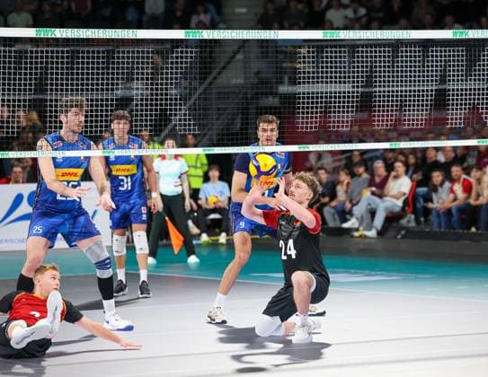 Eric Burggraef (Deutschland, 24) nimmt Ball an, mit Leonard Graven (Deutschland, 02) und Giovanni Gargiulo (Italien, 25) mit Luca Porro (Italien, 31), GER, Deutschland vs. Italien, Volleyball, Herren, Laenderspiel, Saison 2024 2025, 25.05.2025, GER, Deutschland vs. Italien, Volleyball, Herren, Laenderspiel, Saison 2024 2025, 25.05.2025 Muenchen Copyright: xEibner-Pressefoto JennixMaulx EP_JML