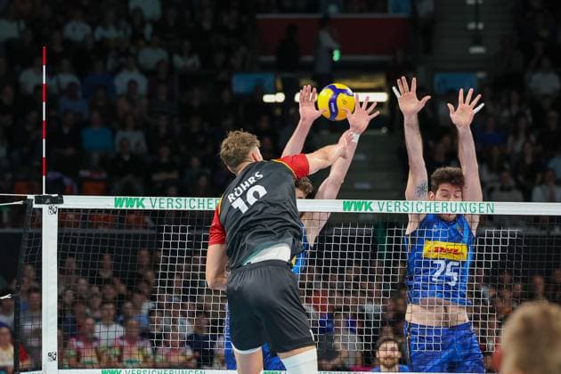 Erik Roehrs (Deutschland, 19) am Netz mit Giovanni Gargiulo (Italien, 25), GER, Deutschland vs. Italien, Volleyball, Herren, Laenderspiel, Saison 2024 2025, 25.05.2025, GER, Deutschland vs. Italien, Volleyball, Herren, Laenderspiel, Saison 2024 2025, 25.05.2025 Muenchen Copyright: xEibner-Pressefoto JennixMaulx EP_JML