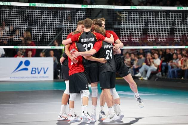 Das deutsche Team bejubelt einen Punktgewinn, GER, Deutschland vs. Italien, Volleyball, Herren, Laenderspiel, Saison 2024 2025, 25.05.2025, GER, Deutschland vs. Italien, Volleyball, Herren, Laenderspiel, Saison 2024 2025, 25.05.2025 Muenchen Copyright: xEibner-Pressefoto JennixMaulx EP_JML