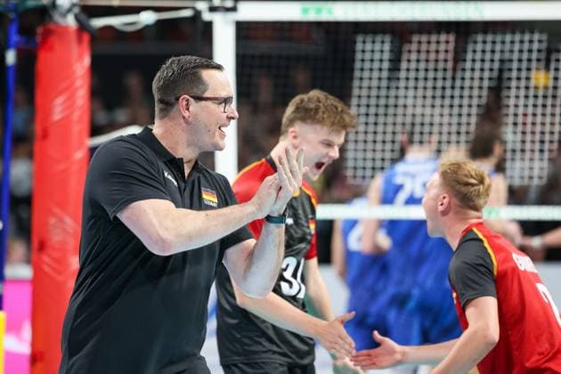 Thomas Ranner (Deutschland, Cheftrainer) bejubelt einen Punktgewinn, GER, Deutschland vs. Italien, Volleyball, Herren, Laenderspiel, Saison 2024 2025, 25.05.2025, GER, Deutschland vs. Italien, Volleyball, Herren, Laenderspiel, Saison 2024 2025, 25.05.2025 Muenchen Copyright: xEibner-Pressefoto JennixMaulx EP_JML