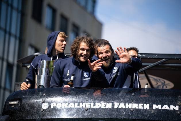 Sport Themen der Woche KW21 Sport Bilder des Tages 25.05.2025, Fussball, Meisterfeier 3.Liga, Saison 2024 2025, DSC Arminia Bielefeld feiert die Meisterschaft in der 3. Liga und den Aufstieg in die 2. Liga auf dem Balkon des Bielefelder Rathauses.Torwart Leo Oppermann (DSC Arminia Bielefeld), Mael Corboz (DSC Arminia Bielefeld), xRHR-FOTO TKx *** 25 05 2025, Soccer, Championship celebration 3 Liga, Season 2024 2025, DSC Arminia Bielefeld celebrates the championship in the 3 Liga and the promotion to the 2 Liga on the balcony of the Bielefeld town hall Goalkeeper Leo Oppermann DSC Arminia Bielefeld , Mael Corboz DSC Arminia Bielefeld , xRHR PHOTO TKx Copyright: RHR-FOTOx RHR-FOTO TK
