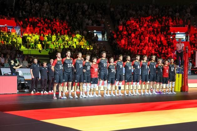 Die deutsche Volleyball-Nationalmannschaft bei der Nationalhymne, GER, Deutschland vs. Italien, Volleyball, Herren, Laenderspiel, Saison 2024 2025, 25.05.2025, GER, Deutschland vs. Italien, Volleyball, Herren, Laenderspiel, Saison 2024 2025, 25.05.2025 Muenchen Copyright: xEibner-Pressefoto JennixMaulx EP_JML