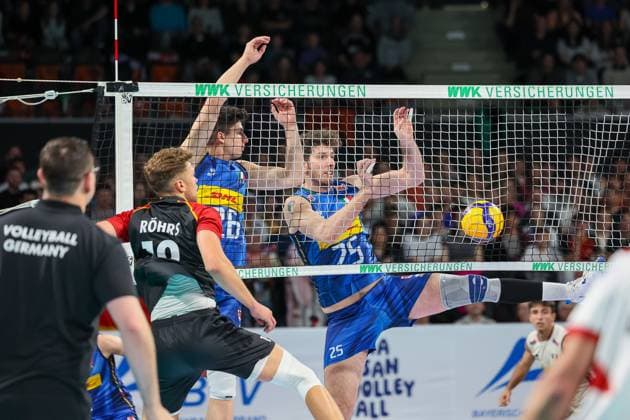 Giovanni Gargiulo (Italien, 25) am Netz mit Mattia Boninfante (Italien, 26) und Erik Roehrs (Deutschland, 19), GER, Deutschland vs. Italien, Volleyball, Herren, Laenderspiel, Saison 2024 2025, 25.05.2025, GER, Deutschland vs. Italien, Volleyball, Herren, Laenderspiel, Saison 2024 2025, 25.05.2025 Muenchen Copyright: xEibner-Pressefoto JennixMaulx EP_JML