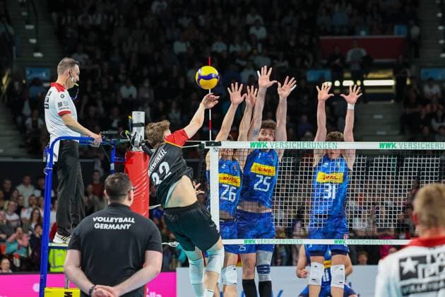 Theo Mohwinkel (Deutschland, 32) mit Ball am Netz, mit Mattia Boninfante (Italien, 26), Giovanni Gargiulo (Italien, 25) und Luca Porro (Italien, 31), GER, Deutschland vs. Italien, Volleyball, Herren, Laenderspiel, Saison 2024 2025, 25.05.2025, GER, Deutschland vs. Italien, Volleyball, Herren, Laenderspiel, Saison 2024 2025, 25.05.2025 Muenchen Copyright: xEibner-Pressefoto JennixMaulx EP_JML