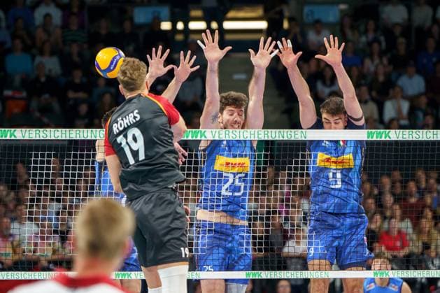 Volleyball Laenderspiel Maenner, Deutschland vs. Italien, 25.05.2025 Erik Roehrs (GER, 19), Giovanni Gargiulo (ITA, 25), Francesco Sani (ITA, 9) Volleyball Laenderspiel Maenner, Deutschland vs. Italien, 25.05.2025, BMW Park, Muenchen. Copyright: xBEAUTIFULxSPORTSx Pajonkx
