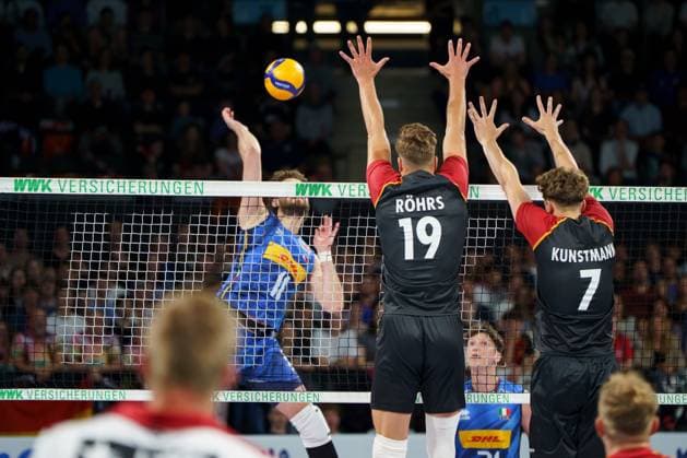 Volleyball Laenderspiel Maenner, Deutschland vs. Italien, 25.05.2025 Erik Roehrs (GER, 19), Joscha Kunstmann (GER, 7) blocken den Ball von Kamil Rychlicki (ITA, 11) Volleyball Laenderspiel Maenner, Deutschland vs. Italien, 25.05.2025, BMW Park, Muenchen. Copyright: xBEAUTIFULxSPORTSx Pajonkx
