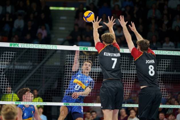 Volleyball Laenderspiel Maenner, Deutschland vs. Italien, 25.05.2025 Joscha Kunstmann (GER, 7), Filip John (GER, 8) blocken den Ball von Francesco Sani (ITA, 9) Volleyball Laenderspiel Maenner, Deutschland vs. Italien, 25.05.2025, BMW Park, Muenchen. Copyright: xBEAUTIFULxSPORTSx Pajonkx
