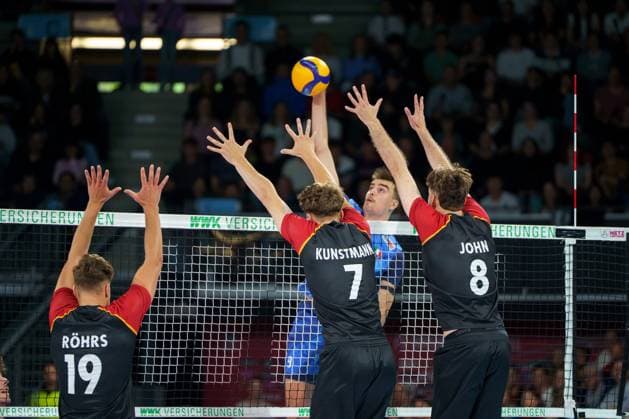 Volleyball Laenderspiel Maenner, Deutschland vs. Italien, 25.05.2025 Erik Roehrs (GER, 19), Joscha Kunstmann (GER, 7), Filip John (GER, 8) blocken den Ball von Francesco Sani (ITA, 9) Volleyball Laenderspiel Maenner, Deutschland vs. Italien, 25.05.2025, BMW Park, Muenchen. Copyright: xBEAUTIFULxSPORTSx Pajonkx
