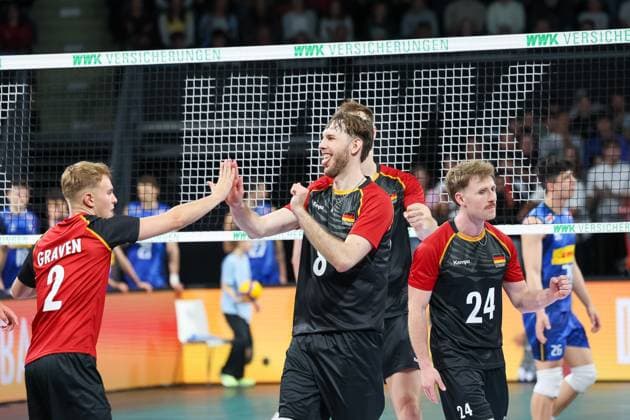 Das Team bejubelt einen Punktgewinn, Filip John (Deutschland, 08) mit Eric Burggraef (Deutschland, 24) und Leonard Graven (Deutschland, 02), GER, Deutschland vs. Italien, Volleyball, Herren, Laenderspiel, Saison 2024 2025, 25.05.2025, GER, Deutschland vs. Italien, Volleyball, Herren, Laenderspiel, Saison 2024 2025, 25.05.2025 Muenchen Copyright: xEibner-Pressefoto JennixMaulx EP_JML