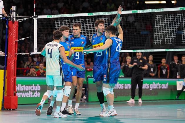 Das italieniesche Team bejubelt einen Punktgewinn, Gabriele Laurenzano (Italien, 04) mit Francesco Sani (Italien, 09) und Mattia Boninfante (Italien, 26), mit Giovanni Gargiulo (Italien, 25), GER, Deutschland vs. Italien, Volleyball, Herren, Laenderspiel, Saison 2024 2025, 25.05.2025, GER, Deutschland vs. Italien, Volleyball, Herren, Laenderspiel, Saison 2024 2025, 25.05.2025 Muenchen Copyright: xEibner-Pressefoto JennixMaulx EP_JML