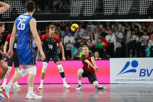 Ballannahme durch Leonard Graven (Deutschland, 02), mit Erik Roehrs (Deutschland, 19) und Filip John (Deutschland, 08), mit Mattia Boninfante (Italien, 26), GER, Deutschland vs. Italien, Volleyball, Herren, Laenderspiel, Saison 2024 2025, 25.05.2025, GER, Deutschland vs. Italien, Volleyball, Herren, Laenderspiel, Saison 2024 2025, 25.05.2025 Muenchen Copyright: xEibner-Pressefoto JennixMaulx EP_JML