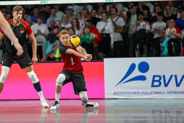 Ballannahme von Leonard Graven (Deutschland, 02) mit Erik Roehrs (Deutschland, 19), GER, Deutschland vs. Italien, Volleyball, Herren, Laenderspiel, Saison 2024 2025, 25.05.2025, GER, Deutschland vs. Italien, Volleyball, Herren, Laenderspiel, Saison 2024 2025, 25.05.2025 Muenchen Copyright: xEibner-Pressefoto JennixMaulx EP_JML