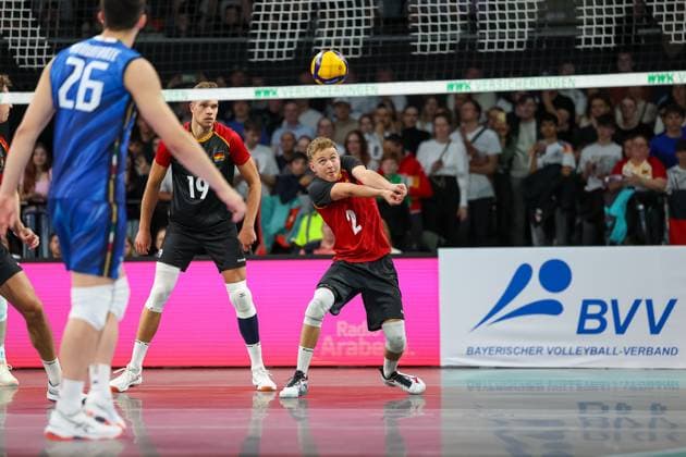 Ballannahme durch Leonard Graven (Deutschland, 02), mit Erik Roehrs (Deutschland, 19), mit Mattia Boninfante (Italien, 26), GER, Deutschland vs. Italien, Volleyball, Herren, Laenderspiel, Saison 2024 2025, 25.05.2025, GER, Deutschland vs. Italien, Volleyball, Herren, Laenderspiel, Saison 2024 2025, 25.05.2025 Muenchen Copyright: xEibner-Pressefoto JennixMaulx EP_JML