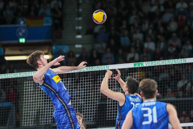 Giovanni Gargiulo (Italien, 25) mit Ball am Netz, mit Mattia Boninfante (Italien, 26) und Luca Porro (Italien, 31), GER, Deutschland vs. Italien, Volleyball, Herren, Laenderspiel, Saison 2024 2025, 25.05.2025, GER, Deutschland vs. Italien, Volleyball, Herren, Laenderspiel, Saison 2024 2025, 25.05.2025 Muenchen Copyright: xEibner-Pressefoto JennixMaulx EP_JML