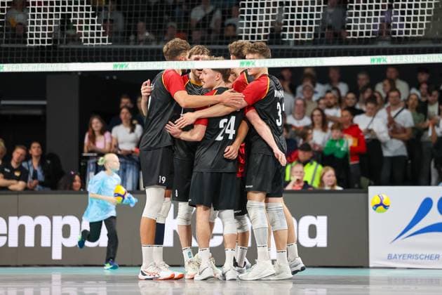 Das deutsche Team bejubelt einen Punktgewinn, GER, Deutschland vs. Italien, Volleyball, Herren, Laenderspiel, Saison 2024 2025, 25.05.2025, GER, Deutschland vs. Italien, Volleyball, Herren, Laenderspiel, Saison 2024 2025, 25.05.2025 Muenchen Copyright: xEibner-Pressefoto JennixMaulx EP_JML