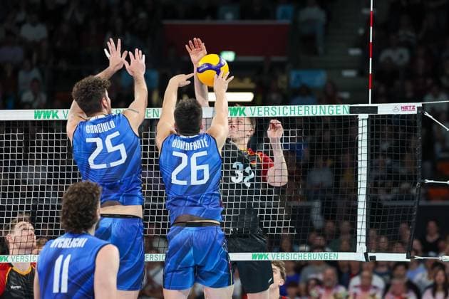 Theo Mohwinkel (Deutschland, 32) am Netz mit Ball mit Giovanni Gargiulo (Italien, 25) und Mattia Boninfante (Italien, 26), GER, Deutschland vs. Italien, Volleyball, Herren, Laenderspiel, Saison 2024 2025, 25.05.2025, GER, Deutschland vs. Italien, Volleyball, Herren, Laenderspiel, Saison 2024 2025, 25.05.2025 Muenchen Copyright: xEibner-Pressefoto JennixMaulx EP_JML