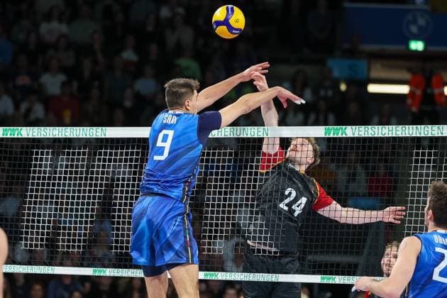 Eric Burggraef (Deutschland, 24) am Netz mit Ball mit Francesco Sani (Italien, 09), GER, Deutschland vs. Italien, Volleyball, Herren, Laenderspiel, Saison 2024 2025, 25.05.2025, GER, Deutschland vs. Italien, Volleyball, Herren, Laenderspiel, Saison 2024 2025, 25.05.2025 Muenchen Copyright: xEibner-Pressefoto JennixMaulx EP_JML