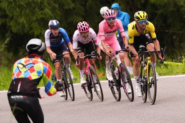 Yates Simon Philip of Team Visma Lease A Bike and Del Toro Romero Isaac of Uae Team Emirates Xrg, pink jersey, during the stage 15 of the Giro d™Italia from Fiume Veneto to Asiago, Italy - Sunday, May 25, 2025. - cycling.  Copyright: xFabioxFerrari LaPressex
