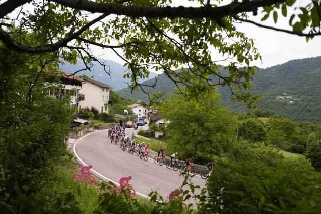 The pack rides cycles during the stage 15 of the Giro d™Italia from Fiume Veneto to Asiago, Italy - Sunday, May 25, 2025. - cycling.  Copyright: xFabioxFerrari LaPressex