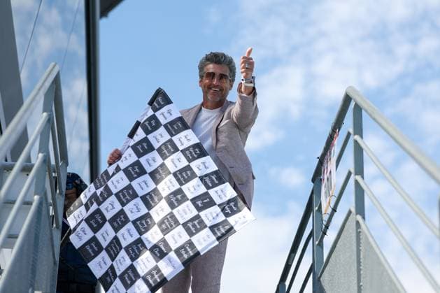 Schauspieler Patrick Dempsey mit der Zielfahne, Rennen, Grosser Preis von Monaco, Motorsport, Herren, Formel 1, 25.05.2025 Monte Carlo Monaco MCO