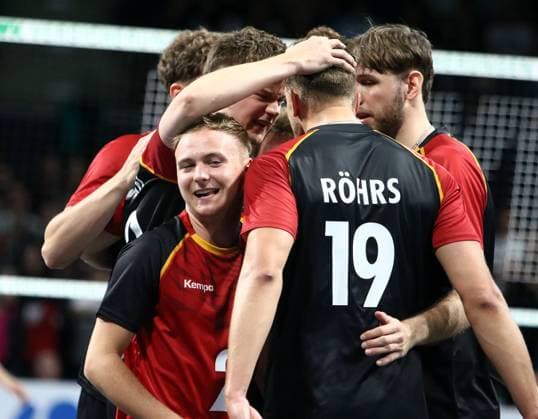 Freude des deutschen Teams ueber einen Punktgewinn He-Volleyball, Laenderspiel Deutschland vs Italien, BMW Park, Muenchen, 25.05.25, Copyright: WolfgangxFehrmann