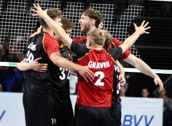 Freude des deutschen Teams ueber einen Punktgewinn He-Volleyball, Laenderspiel Deutschland vs Italien, BMW Park, Muenchen, 25.05.25, Copyright: WolfgangxFehrmann