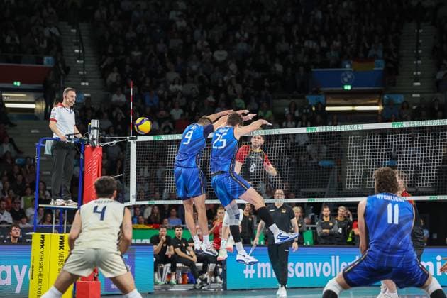 Filip John (Deutschland, 08) am Netz, mit Francesco Sani (Italien, 09) und Giovanni Gargiulo (Italien, 25), GER, Deutschland vs. Italien, Volleyball, Herren, Laenderspiel, Saison 2024 2025, 25.05.2025, GER, Deutschland vs. Italien, Volleyball, Herren, Laenderspiel, Saison 2024 2025, 25.05.2025 Muenchen Copyright: xEibner-Pressefoto JennixMaulx EP_JML