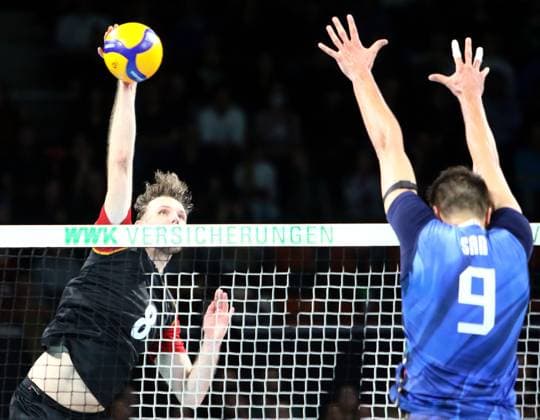 von links Filip JOHN (Deutschland), Francesco SANI (Italien), He-Volleyball, Laenderspiel Deutschland vs Italien, BMW Park, Muenchen, 25.05.25, Copyright: WolfgangxFehrmann