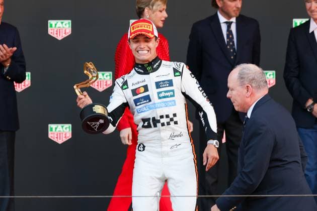 Fuerst von Monaco Albert II uebergibt die Trophaee an Winner, Sieger, Lando Norris (McLaren Formula 1 Team), Rennen, Grosser Preis von Monaco, Motorsport, Herren, Formel 1, 25.05.2025 Monte Carlo Monaco MCO