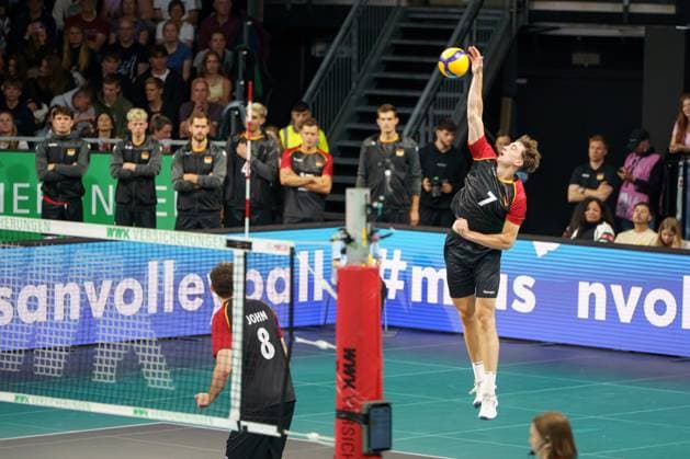 Volleyball Laenderspiel Maenner, Deutschland vs. Italien, 25.05.2025 Joscha Kunstmann (GER, 7) bei einem Aufschlag Volleyball Laenderspiel Maenner, Deutschland vs. Italien, 25.05.2025, BMW Park, Muenchen. Copyright: xBEAUTIFULxSPORTSx Pajonkx