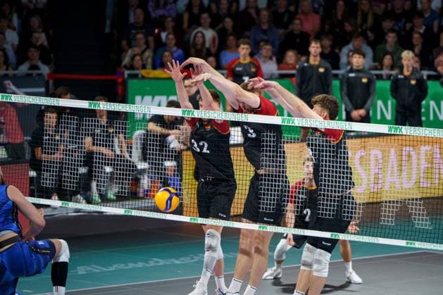 Volleyball Laenderspiel Maenner, Deutschland vs. Italien, 25.05.2025 Theo Mohwinkel (GER, 32), Simon Torwie (GER, 33), Filip John (GER, 8) Volleyball Laenderspiel Maenner, Deutschland vs. Italien, 25.05.2025, BMW Park, Muenchen. Copyright: xBEAUTIFULxSPORTSx Pajonkx